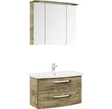 Waschbeckenunterschrank mit zwei Schubladen in Holzoptik, weißes Waschbecken mit Armatur und dreitüriger Spiegelschrank mit Beleuchtung.