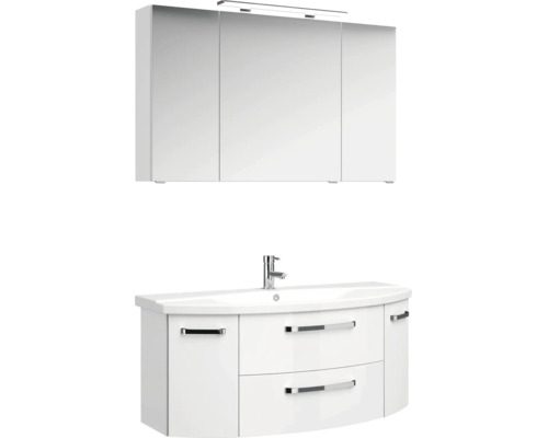 Badmöbel-Set mit weißem Waschtischunterschrank, geschwungener Front, Waschbecken, Armatur und dreitürigem Spiegelschrank mit LED-Beleuchtung.