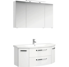 Badmöbel-Set mit weißem Waschtischunterschrank, geschwungener Front, Waschbecken, Armatur und dreitürigem Spiegelschrank mit LED-Beleuchtung.