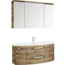 Badezimmer-Set mit dreitürigem Spiegelschrank, Beleuchtung und Waschtischunterschrank in Holzoptik mit weißem Becken.