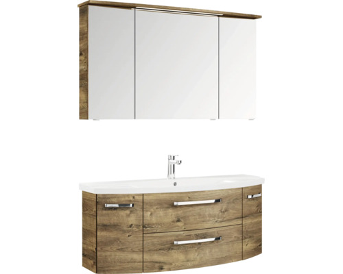 Badezimmer-Set mit dreitürigem Spiegelschrank, Beleuchtung und Waschtischunterschrank in Holzoptik mit weißem Becken.