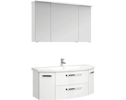 Weißes Badezimmermöbel-Set mit dreitürigem Spiegelschrank inklusive Beleuchtung, Waschtisch mit Armatur und Unterschrank mit Auszügen und Türen.