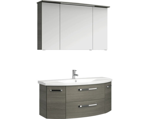 Badmöbel-Set mit dreitürigem Spiegelschrank inklusive Beleuchtung und hängendem Waschtischunterschrank in Holzoptik mit weißem Waschbecken.