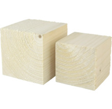 Zwei Holzklötze aus hellem Holz