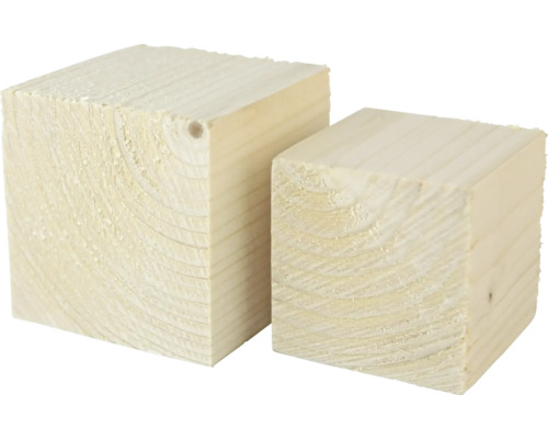 Zwei Holzklötze aus hellem Holz
