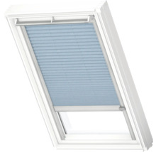 Dachfenster mit blauem Faltrollo zur Verdunkelung