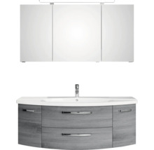 Badezimmer-Möbelset mit dreitürigem Spiegelschrank, Beleuchtung, Waschbecken und Unterschrank in grauer Holzoptik mit Metallgriffen.