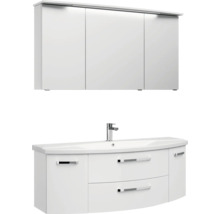 Weisses Badmöbel-Set mit dreitürigem Spiegelschrank und geschwungenem Waschtisch inklusive Keramikbecken und verchromter Armatur.