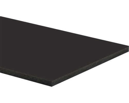 Une plaque en plastique noire.