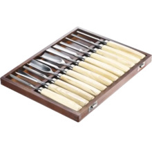 Set d''outils de sculpture sur bois avec manches en bois dans une boîte en bois
