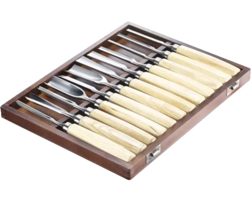 Set d''outils de sculpture sur bois avec manches en bois dans une boîte en bois