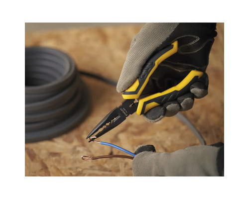 Eine Person verwendet eine Spitzzange zum Bearbeiten von Drähten.