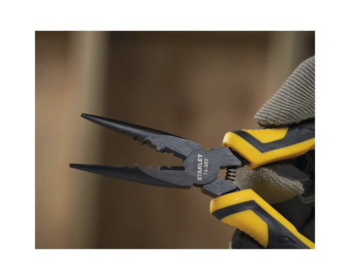 Stanley Spitzzange mit gelben Griffen in Arbeitshandschuhen