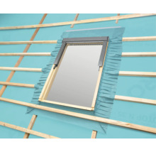 Fenêtre de toit avec cadre d'installation dans une structure de toit