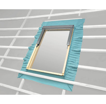 Fenêtre de toit avec cadre d'installation et collerette d'isolation, montée dans un toit.