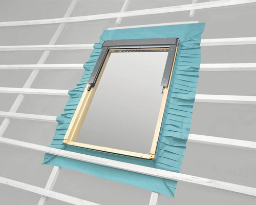 Fenêtre de toit avec cadre d'installation et collerette d'isolation, montée dans un toit.