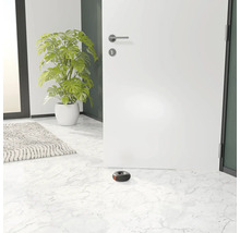 Scène d''intérieur avec butée de porte devant une porte blanche