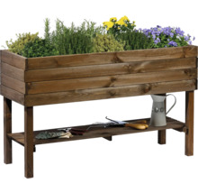 Hochbeet aus Holz mit Pflanzen und Ablagefläche für Gartengeräte