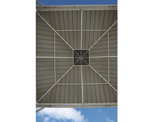 Vue de l''intérieur du toit du pavillon avec structure métallique