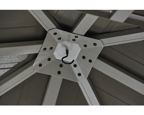 Gros plan de la structure interne du pavillon avec crochet