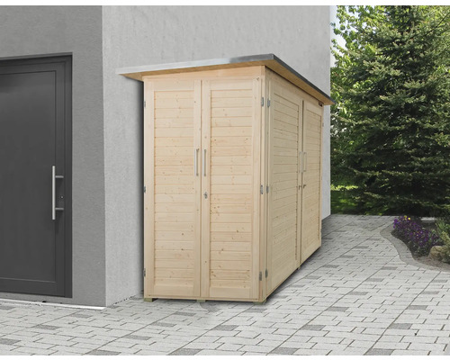 Holzschrank für den Aussenbereich mit Flügeltüren und Metallgriffen neben einer Tür