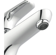 Nahaufnahme einer verchromten Waschtischarmatur