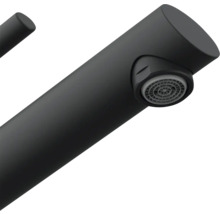 Gros plan d''un robinet noir avec régulateur de jet