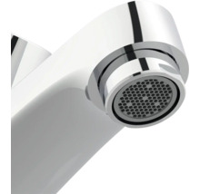 Nahaufnahme eines Wasserhahn-Auslaufs mit Perlator