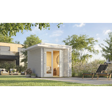 Modernes Gartenhaus mit geöffneten Türen, umgeben von Rasen und Pflanzen.