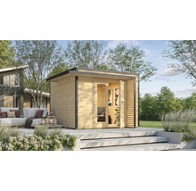 Gartenszene mit einem modernen Gartenhaus aus Holz mit geöffneten Türen und Terrasse