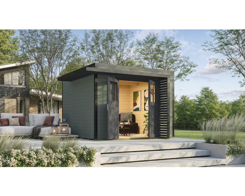 Abri de jardin weka Amberley 28 mm y compris plancher, porte à croisillon 350 x 353 cm gris vert-anthracite Abri de jardin avec portes doubles ouvertes, terrasse et mobilier de jardin dans un environnement de jardin.