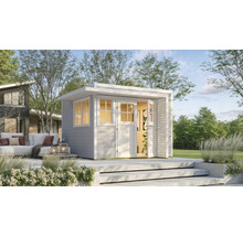 Scène de jardin avec cabane de jardin en bois avec fenêtres et porte ouverte sur terrasse