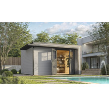 Abri de jardin avec porte ouverte à côté d'une piscine et d'arbres