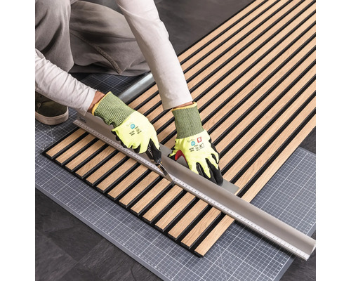 Découpe d''un panneau acoustique à l''aide d''un cutter et d''une règle