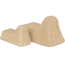 Zwei hellbraune Stufenpodeste aus Holz