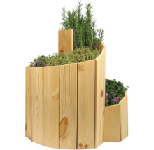 Mehrstufiges Kräuterbeet aus Holz mit verschiedenen Kräutern