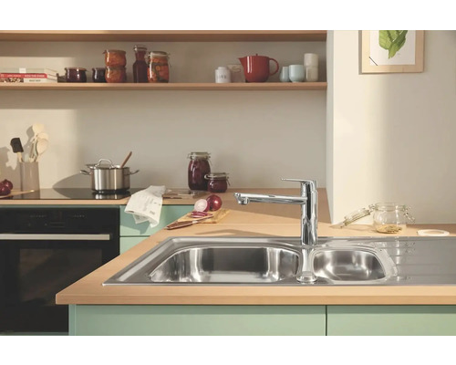 Scène de cuisine avec évier, robinet et aliments sur le plan de travail