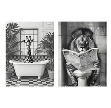 Wandbild mit Giraffe in Badewanne und Löwe auf Toilette, Schwarzweiß-Optik