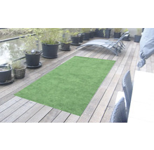 Gazon synthétique vert sur une terrasse en bois avec des pots de fleurs et une chaise longue.