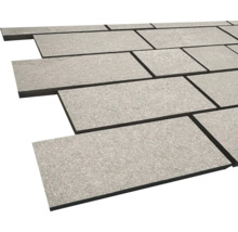 Graue Terrassenplatten aus Stein verlegt