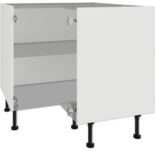 Meuble bas avec porte ouverte et étagères