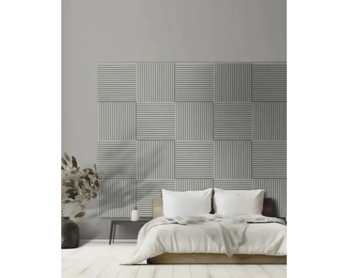Schlafzimmer mit Akustikpaneelen an der Wand hinter dem Bett