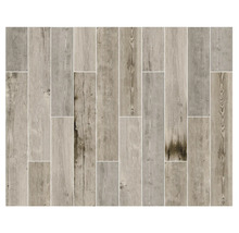 Muster aus rechteckigen Bodenfliesen in Holzoptik