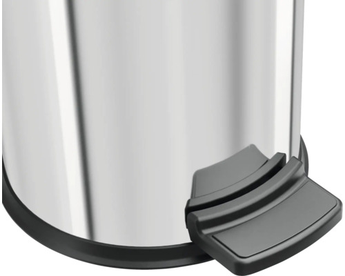 Detailaufnahme eines Tretabfalleimers aus Metall mit Pedal