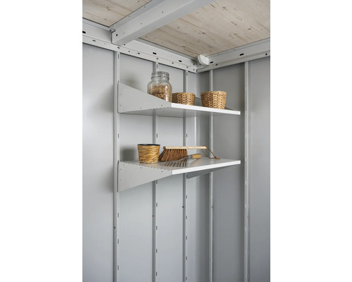 Deux étagères avec outils de jardin et décoration dans une cabane de jardin.