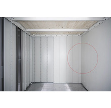 Innenansicht eines Raumes mit Paneelen und Holzdecke