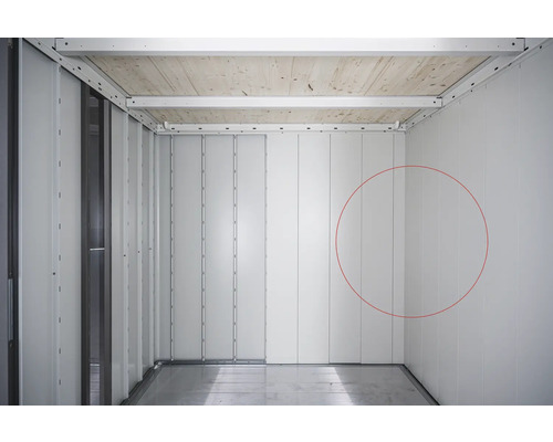 Innenansicht eines Raumes mit Paneelen und Holzdecke