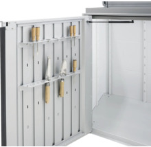 Armoire de jardin ouverte avec outils de jardinage
