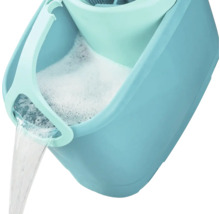 Seau de nettoyage bleu avec de l''eau et de la mousse versée.