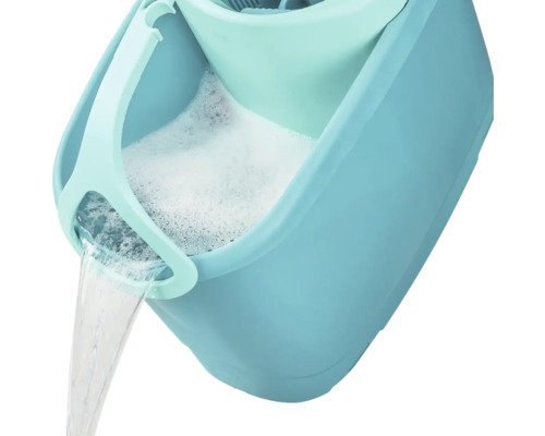 Blauer Putzeimer mit Wasser und Schaum wird ausgegossen.